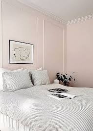 Chambre Gris Et Rose Design Moderne Style Minimaliste Peinture Rose Pale Couverture De Lit Gris Clair Art Mural Cadre Noir In 2020 Home Decor Bed Furniture
