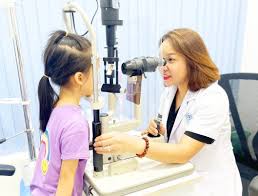 NGƯỜI BỊ CẬN CÓ NÊN ĐEO KÍNH CẬN THƯỜNG XUYÊN KHÔNG