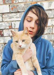 Chicken Nugget wants to come in and play with the cats 🤣