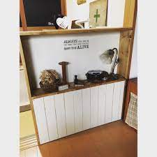 以前diyした 末っ子の勉強机 収納棚の裏側がリビングから丸見えになっていました 棚の裏側を隠す方法をいろいろ考えたのですが せっかくならリビングからも使い道があるようにしよう と 高さを揃えて飾り棚にしてみました とっても簡単にできますので