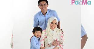 Cik epal dan suami tidak menyebut nama sebenar individu yang dimaksudkannya dalam setiap posting yang dibuat tetapi melabelkan individu itu sebagai hashtag 'topi merah'. Enggan Masukkan Anak Ke Tadika Lebih Awal Cik Epal Suami Pilih Didikan Anak Cara Tradisi Jepun Pa Ma