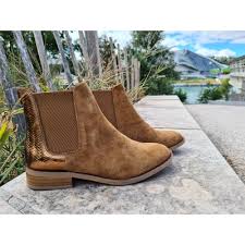 Je veux trouver des belles bottes et chaussures femme de bonne qualité pas cher ici bottines femme en 35. Chelsea Boots Bordeaux Alima Femme Du 35 Au 46 Collection Capsule Chelsea Boots Alima Du 35 Au 46 Confort Et Style Limanyaa Limanyaa
