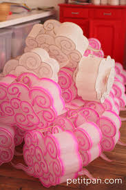 Des Lampions En Forme De Nuage Tout Fraichement Peints Made In Petit Pan Lampion Formes De Nuage Papier Peint Enfant