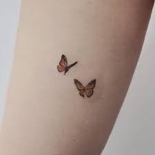 Zwei Gelbe Schmetterlinge Rucken Tattoos Fur Madchen Tatowierung Am Unterarm Tattoos Ale Unique Small Tattoo Little Tattoo For Girls Small Girl Tattoos
