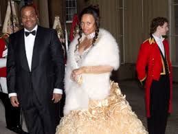 King mswati iii with one of his wives. Ever Wondered What Kind Of Husband King Mswati Iii Actually Is Here Is A Rare Lesson From His Majesty On How To Treat A Lady Eswatini24