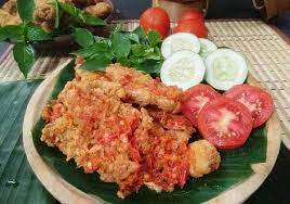 Lalu geprek ayam tersebut hingga tercampur rata. Resep Ayam Geprek Crispy Yang Enak Dan Lezat