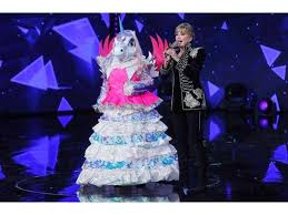 A far cadere la maschera ieri emanuela aureli, che si nascondeva dietro il personaggio del pavone. Il Cantante Mascherato Dal Cast Alla Giuria Come Funziona Il Nuovo Programma Di Milly Carlucci Corriere It