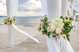 Curious reddit users asked whether the bride and the maid of honor's husband don't get along, but the maid of honor clarified that the pair have gotten you and your husband are 100% correct. 30 Things To Consider Planning A Beach Wedding Beaches