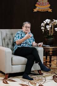 Tan sri johan bin jaaffar adalah bekas pengerusi dewan bahasa dan pustaka (dbp) menggantikan tan sri kamarul ariffin mohamed yassin. Facebook Live Bersama Prof Dr Jomo Kwame Dr Nungsari Ahmad Dan Tan Sri Johan Jaafar Inisiatif