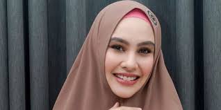 Ia mengawali kariernya di dunia hiburan sebagai presenter olahraga dan berita. Belum Lama Melahirkan Anak Pertama Kartika Putri Ngebet Ingin Punya 11 Anak Merdeka Com