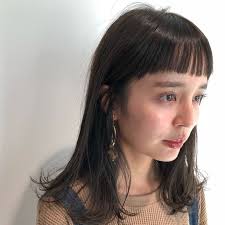 オン眉 黒髪の垢抜けヘア 大人かわいいスタイルをご紹介 オン眉 ロング ぱっつん ロング ミディアム 黒髪