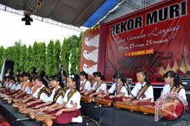 Angklung juga sangat terkenal di luar indonesia, tetapi kenapa pemuda negeri seakan kurang berminat untuk. Upaya Lampung Lestarikan Gamolan Antara News Lampung