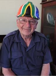 Fred Brownell gee sy handtekening én teken 'n vlag