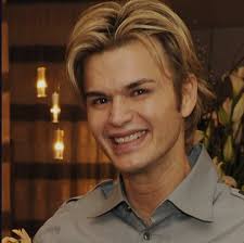 Today we mourn the loss of legendary celebrity hairstylist and beauty icon  Kim Vō, who passed away at 55 after a long, courageous battle with  colorectal cancer.