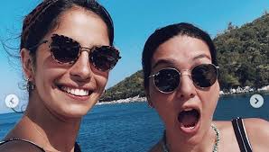 Berguzar Korel Ile Selin Sekerci Pisti Oldu Basak Parlak In Yaz Klasigi Hazar Erguclu Nun Bikinili Pozu 2020 Yaz Parlak Fotograf