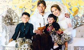 Dia akan bagi extra protection kat kulit rafael, mawar cuma akan pilih yang terbaik for him. Mawar Rashid Nafi Berlakon Tunjuk Mesra Dengan Anak Tiri Depan Orang Ramai Buzzkini