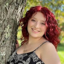 Deanna Sutton's Instagram, Twitter & Facebook