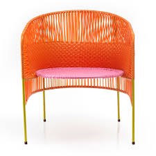 Das platznehmen auf einem „stuhl von riesel design ist wohl eine der exquisitesten möglichkeit, die man sie vorstellen kann. Moodmag L A Bungalow Style Dining Chair Caribe Dinner Stuhl Orang Rosa Curry Designer Sebastian Herkner Fur Ames Living