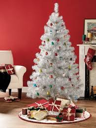 This christmas garland is crafted from aluminum tinsel, ensuring a reflective shine. Silver Tinsel Christmas Tree Holiday Decor