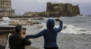 Non sarà un anno orribile a fermarci». Napoli La Mareggiata A Via Caracciolo Newfotosud Alessandro Garofalo