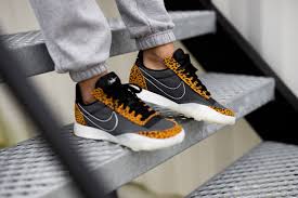 The nike waffle racer sneakers have returned to our shelves as a reference to the era of american athletes. Nike Women S Waffle Racer 2x Black Sail Chutney Dc9208 001