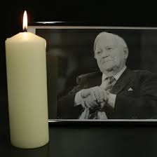 Kondolenzbuch für Helmut Schmidt: "Ein Offizier in bester Tradition und  vieler Menschen Vorbild"