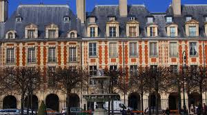 La place des vosges, lieu incontournable, est la plus vieille place de paris. Le Marais Paris Tickets Eintrittskarten Getyourguide