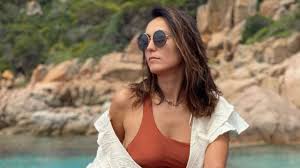 Pensavo che il programma di caterina balivo prendesse il titolo da vieni da me delle vibrazioni, invece lo prende da una canzone della vibrazioni. Caterina Balivo E Il Nodulo Sospetto Ecco Come Sta Kronic
