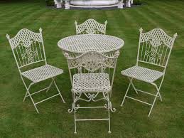 table avec quatre chaises en fer forge http www maisondunreve com mobilier de jardin table et chaises de jardin decor de patio meuble de jardin en fer forge