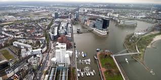 It lies mainly on the right bank of the rhine river, 21 miles (34 km) northwest of cologne. Dusseldorf Germany Cruise Port Schedule Cruisemapper