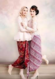 Anda bisa mengatur warna gradasi hijab dengan baju yang kamu kenakan supaya kelihatan lebih serasi. 10 Inspirasi Kebaya Modern Untuk Perpisahan Sekolah Bukareview