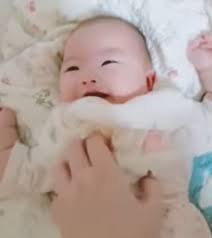 구미경찰서는 구미 한 빌라에서 숨진 채 발견된 3세 여아의 친모 a(22)씨와 범행을 공모한 용의자 b씨를 체포해 조사하고 있다고 10일 밝혔다. ì´ë ‡ê²Œ ì˜ˆì˜ê²Œ ìƒê¸´ ì•„ì´ì—ê²Œ êµ¬ë¯¸ 3ì„¸ ì—¬ì•„ ìƒì „ ì–¼êµ´ ê³µê°œ