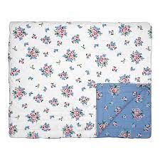 Mach es dir gemütlich und genieße eine auszeit auf dem plaid von greengate. Greengate Quilt Tagesdecke Nicoline Dusty Blue Online Kaufen Emil Paula