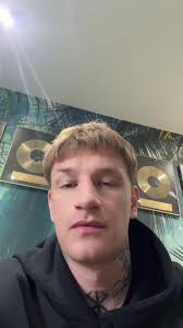 Słuchanie dobrej muzyki z młodszym bratem