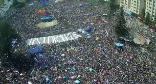 .diretor criativo da marca francesa, surpreendeu mais uma vez com o cenário escolhido para a apresentação da coleção, inspirada num bairro francês marcado no meio de uma manifestação a. Feminismo Chileno Mobiliza Cerca De 3 Milhoes De Internacional