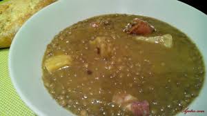 Ahora que ya oficialmente estamos en otoño, puedo empezar a enseñaros más recetas de cuchara, sin duda este tipo de platos tradicionales son los que más me gustan. Lentejas Estofadas Receta Tradicional Ajetes Com