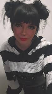 Color preference discussion between black and blue