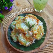 Mochi merupakan kue kecil yang terbuat dari tepung ketan yang dibentuk bulat dan di dalamnya di beri isian seperti kacang hijau, gula merah, dan coklat. 12 Resep Kue Tepung Ketan Lezat Kenyalnya Menggiurkan Dan Bikin Ketagihan Merdeka Com