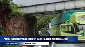 From lh6.googleusercontent.com entdecke rezepte, einrichtungsideen, stilinterpretationen und andere ideen zum ausprobieren. Sopir Bus Dan Sopir Truk Adu Jotos Di Tengah Jalan