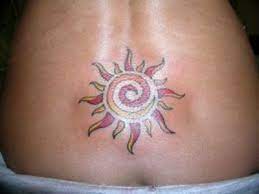 Ein Roter Und Gelber Stammes Sonnentatowierungsentwurf Durchbohrte Auf Dem Unteren Rucken Des Madchens Tattoo Tatowierungen Madchen Tattoo Tattoo Designs