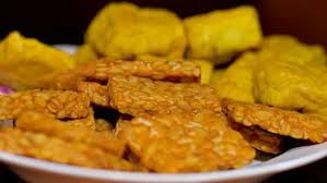 Bumbu kuning sering digunakan sebagai ungkep untuk ayam, tempe, hingga tahu. Resep Tahu Tempe Goreng Bumbu Kuning Ungkep Sederhana Lifestyle Fimela Com