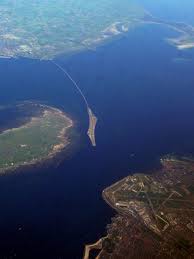 Od 1 lipca 2000 połączona jest mostem. This Amazing Bridge Tunnel Connects Sweden And Denmark
