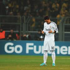 Eski birer real madrid'li futbolcular olan mesut özil ile angel di maria eski takımlarında tekrar forma giymek istiyor.arsenal'de forma giyen mesut özil'in kontratı 2018 yılına. Mesut Ozil On Twitter Jumma Mubarak Never Give Up Making Du A To Allah It May Not Happen Now It May Not Happen Next Month But It Will Happen When Allah Knows