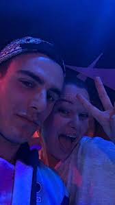 Conner Rousseau vraagt liefdesadvies aan zijn boezemvriendin Charlotte  Leeman: “ Het gebeurde dat Conner meer dan één meisje kuste op een avond”