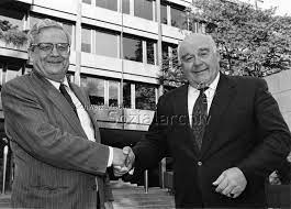 Er war 1990/91 präsident des nationalrates. Hans Kunzi Posiert Mit Ulrich Bremi