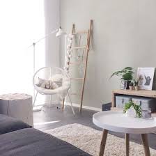 hoekje in de woonkamer deco ladder planten kaars hangers met airplantje erin karwei stoel schapenvachtj home living room living room inspiration home decor