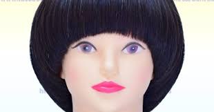 幾何剪髮就是在應用 幾何技法 區塊設計 立體空間 關係的綜合組構本款造型的 幾何技法 為正斜髮片 移動式引導 平行裁剪 垂直分配 提拉零度