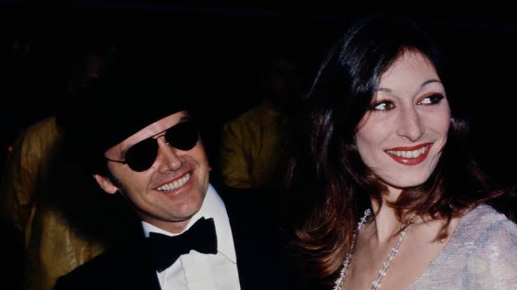 🎬 At 74, Anjelica Huston Tells the Truth About Jack Nicholson — The 17-Year Love Story That Never Became a Marriage