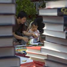 06122020 gambar kartun orang sedang membaca buku oke itulah gambar kartun orang sedang membaca buku kumpulkan minggu ini. Gadget Sedang Membunuh Para Kutu Buku Papualives Com Berita Terkini Akurat Dan Terpercaya