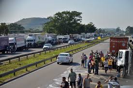 Diante dos altos preços da gasolina, classe de motoristas confirmam paralisação nacional neste domingo (25). Caminhoneiros Prometem Greve Maior Que 2018 Entenda Reivindicacoes E Impactos Da Paralisacao